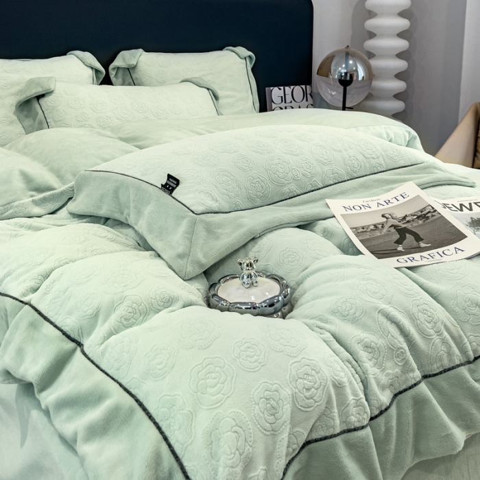 91家纺网 家纺一手货源 找家纺 2025新款牛奶绒雕花四件套-小香 水绿色