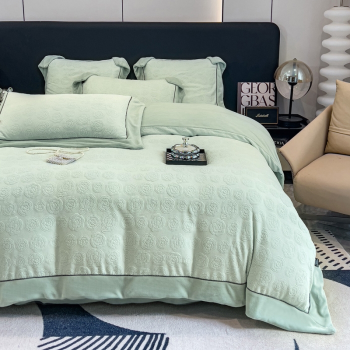 91家纺网 家纺一手货源 找家纺 2025新款牛奶绒雕花四件套-小香 水绿色