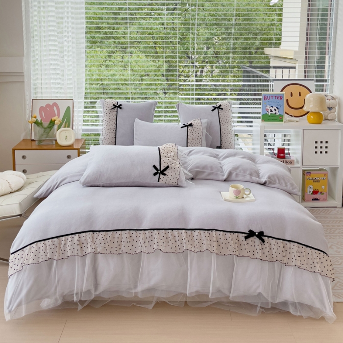 91家纺网 家纺一手货源 找家纺 2025新款牛奶绒拼纱四件套-洛可可 浅灰色