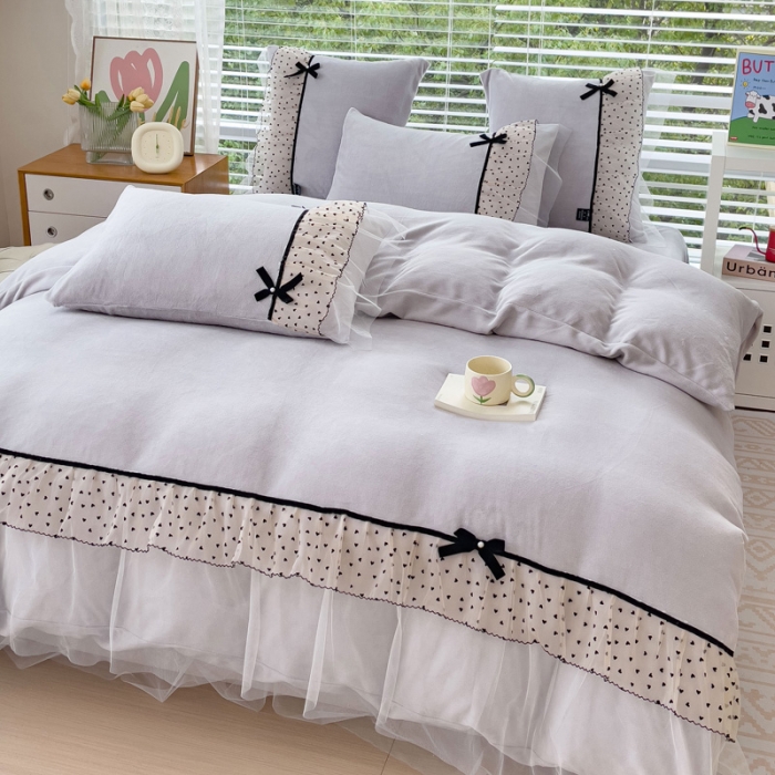 91家纺网 家纺一手货源 找家纺 2025新款牛奶绒拼纱四件套-洛可可 浅灰色