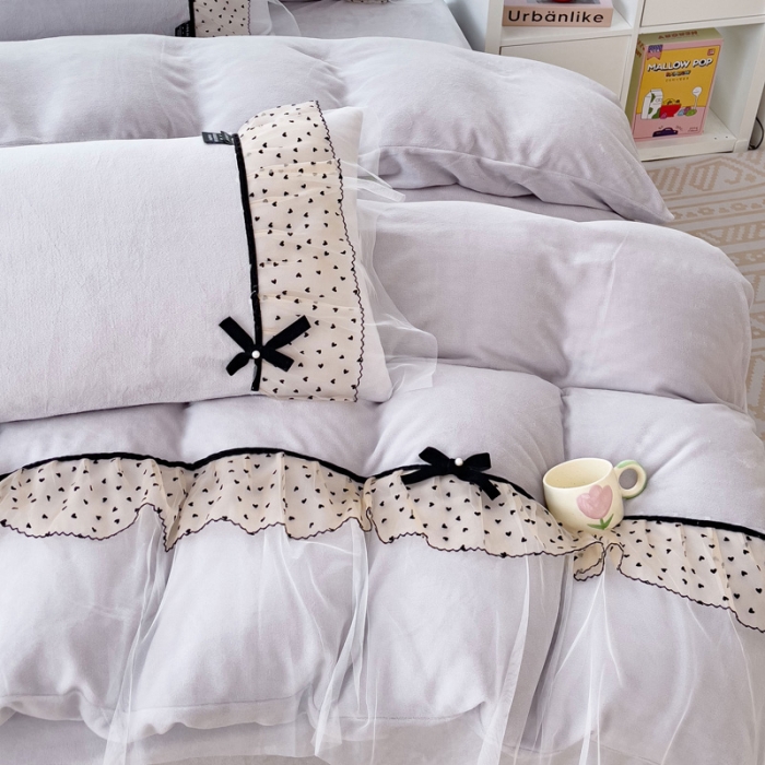 91家纺网 家纺一手货源 找家纺 2025新款牛奶绒拼纱四件套-洛可可 浅灰色