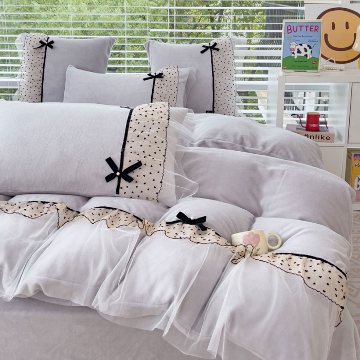 91家纺网 家纺一手货源 找家纺 2025新款牛奶绒拼纱四件套-洛可可 浅灰色