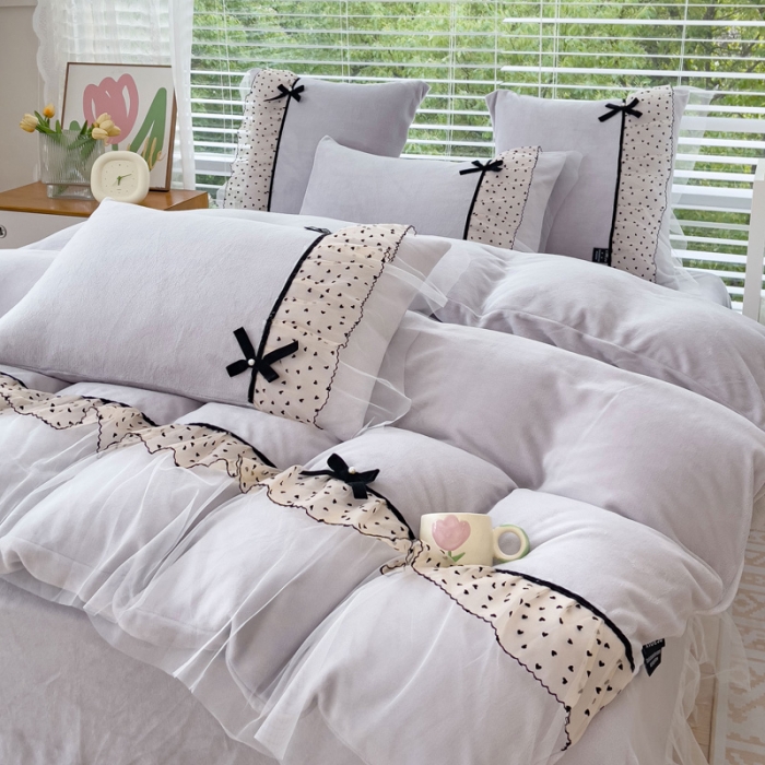 91家纺网 家纺一手货源 找家纺 2025新款牛奶绒拼纱四件套-洛可可 浅灰色