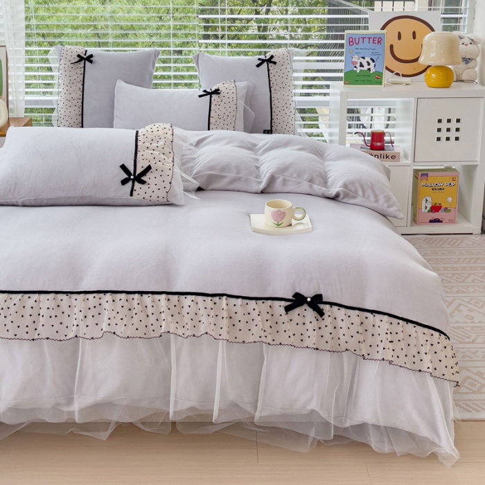 91家纺网 家纺一手货源 找家纺 2025新款牛奶绒拼纱四件套-洛可可 浅灰色