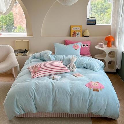 91家纺网 家纺一手货源 找家纺 柚子 2023新款高克重牛奶绒多巴胺条纹毛巾绣四件套 可爱多