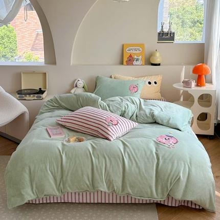 91家纺网 家纺一手货源 找家纺 柚子 2023新款高克重牛奶绒多巴胺条纹毛巾绣四件套 曲奇