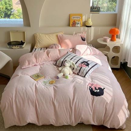 91家纺网 家纺一手货源 找家纺 柚子 2023新款高克重牛奶绒多巴胺条纹毛巾绣四件套 小乌黑