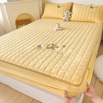 91家纺网 家纺一手货源 找家纺 （总）鑫钰 2023秋冬年新款高克重绣花牛奶绒夹棉床笠床罩席梦思保护套