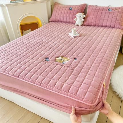 91家纺网 家纺一手货源 找家纺 （总）鑫钰 2023秋冬年新款高克重绣花牛奶绒夹棉床笠床罩席梦思保护套