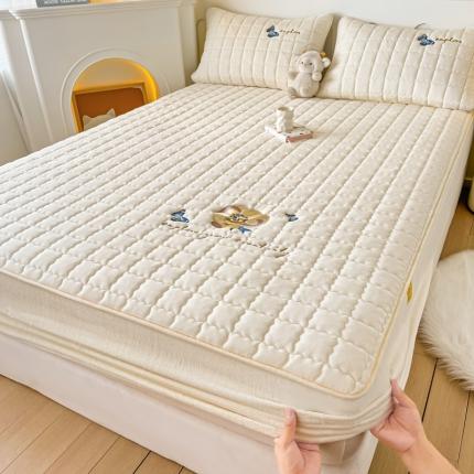 91家纺网 家纺一手货源 找家纺 （总）鑫钰 2023秋冬年新款高克重绣花牛奶绒夹棉床笠床罩席梦思保护套