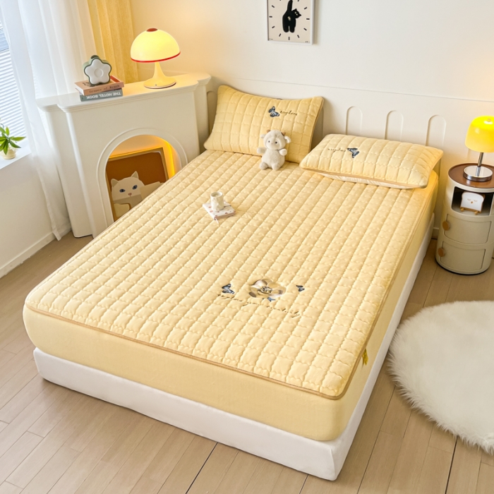 91家纺网 家纺一手货源 找家纺 （总）鑫钰 2023秋冬年新款高克重绣花牛奶绒夹棉床笠床罩席梦思保护套