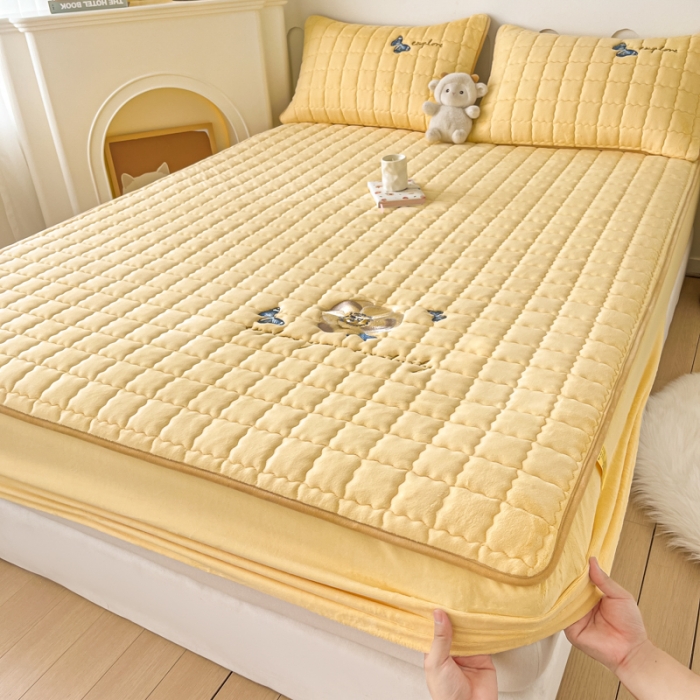 91家纺网 家纺一手货源 找家纺 （总）鑫钰 2023秋冬年新款高克重绣花牛奶绒夹棉床笠床罩席梦思保护套