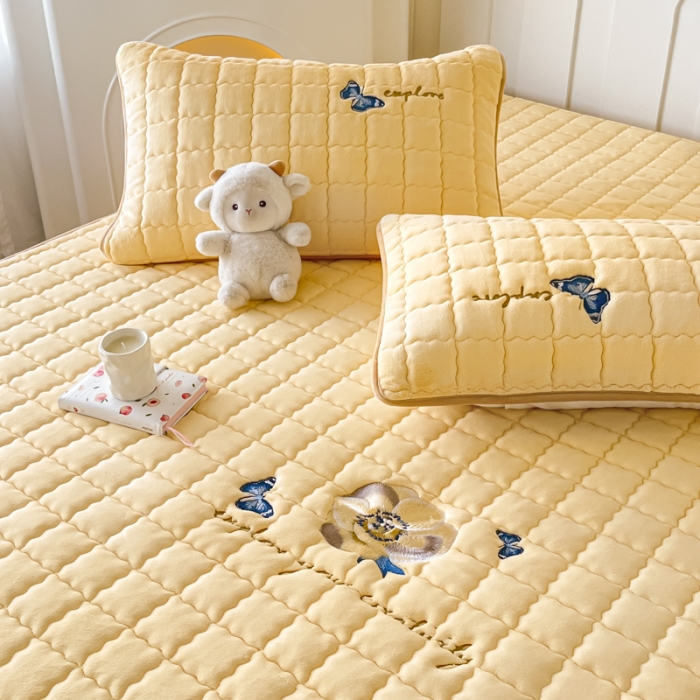 91家纺网 家纺一手货源 找家纺 （总）鑫钰 2023秋冬年新款高克重绣花牛奶绒夹棉床笠床罩席梦思保护套