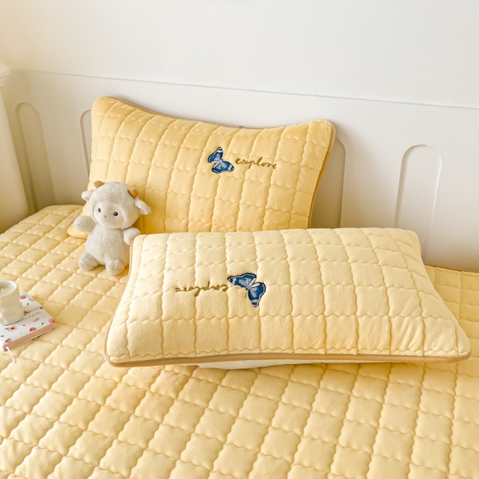 91家纺网 家纺一手货源 找家纺 （总）鑫钰 2023秋冬年新款高克重绣花牛奶绒夹棉床笠床罩席梦思保护套