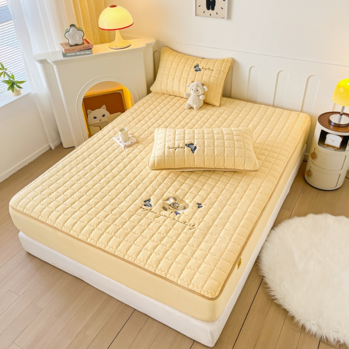 91家纺网 家纺一手货源 找家纺 鑫钰 2023秋冬年新款高克重绣花牛奶绒夹棉床笠床罩席梦思保护套 蝶梦-淡雅黄