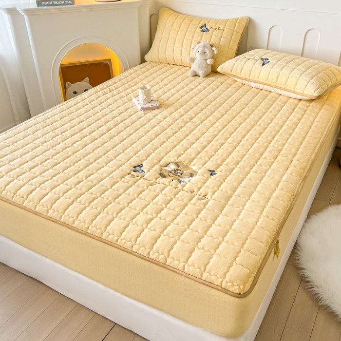 91家纺网 家纺一手货源 找家纺 鑫钰 2023秋冬年新款高克重绣花牛奶绒夹棉床笠床罩席梦思保护套 蝶梦-淡雅黄