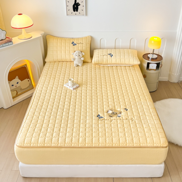 91家纺网 家纺一手货源 找家纺 鑫钰 2023秋冬年新款高克重绣花牛奶绒夹棉床笠床罩席梦思保护套 蝶梦-淡雅黄