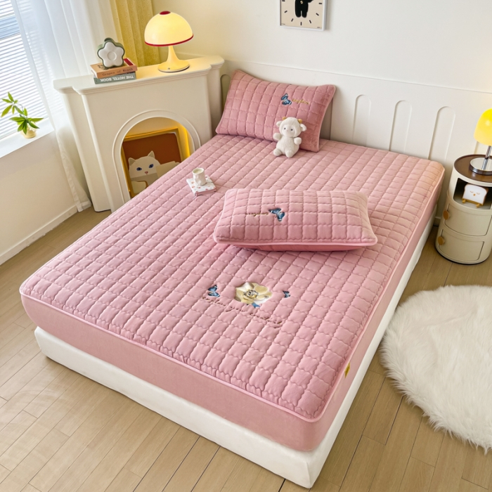 91家纺网 家纺一手货源 找家纺 鑫钰 2023秋冬年新款高克重绣花牛奶绒夹棉床笠床罩席梦思保护套 蝶梦-豆沙粉