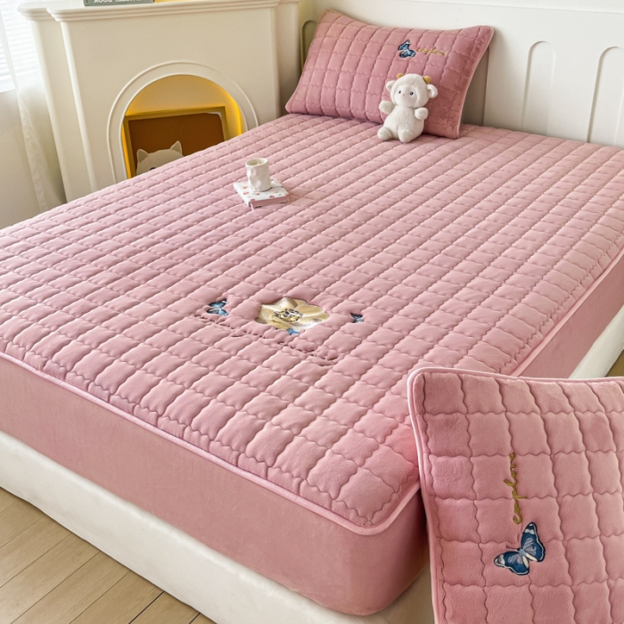 91家纺网 家纺一手货源 找家纺 鑫钰 2023秋冬年新款高克重绣花牛奶绒夹棉床笠床罩席梦思保护套 蝶梦-豆沙粉