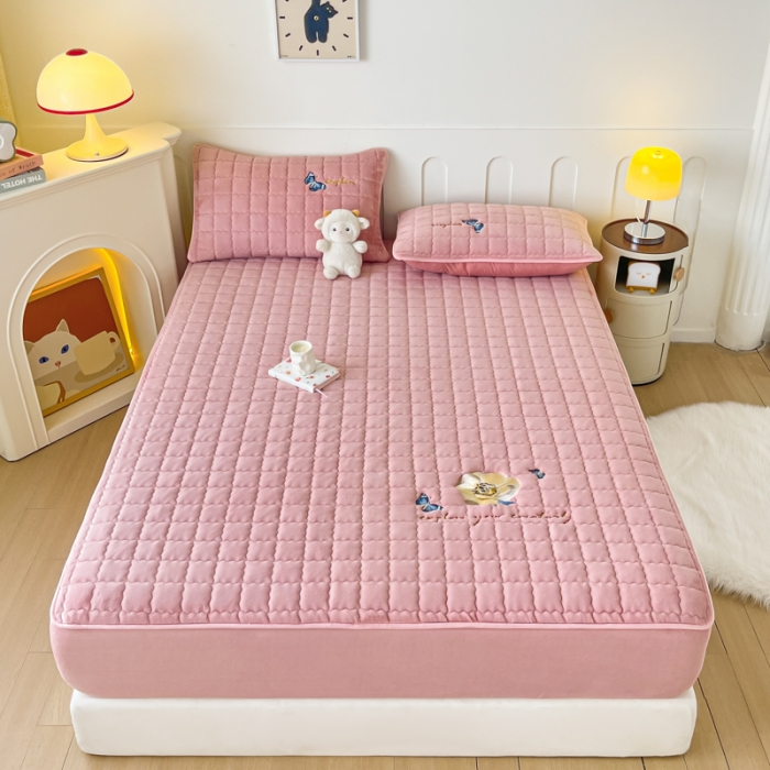 91家纺网 家纺一手货源 找家纺 鑫钰 2023秋冬年新款高克重绣花牛奶绒夹棉床笠床罩席梦思保护套 蝶梦-豆沙粉