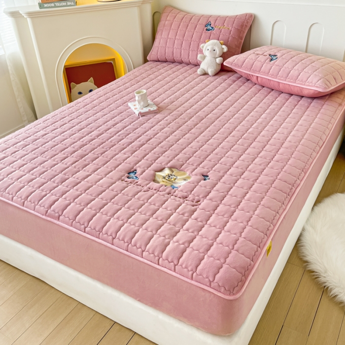 91家纺网 家纺一手货源 找家纺 鑫钰 2023秋冬年新款高克重绣花牛奶绒夹棉床笠床罩席梦思保护套 蝶梦-豆沙粉