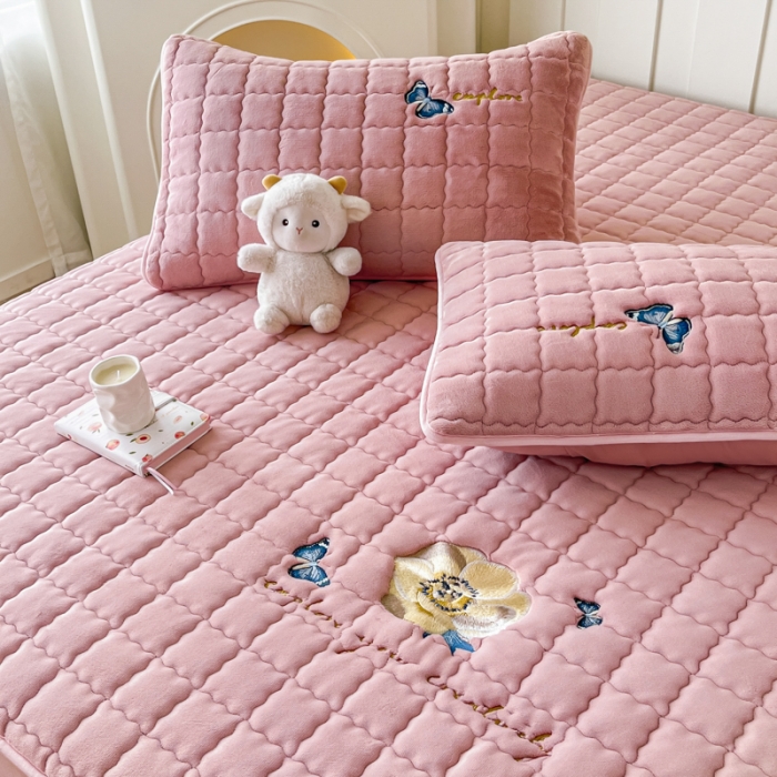 91家纺网 家纺一手货源 找家纺 鑫钰 2023秋冬年新款高克重绣花牛奶绒夹棉床笠床罩席梦思保护套 蝶梦-豆沙粉