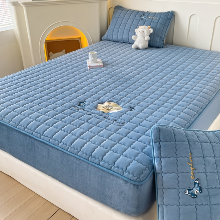 91家纺网 家纺一手货源 找家纺 鑫钰 2023秋冬年新款高克重绣花牛奶绒夹棉床笠床罩席梦思保护套 蝶梦-梦幻蓝