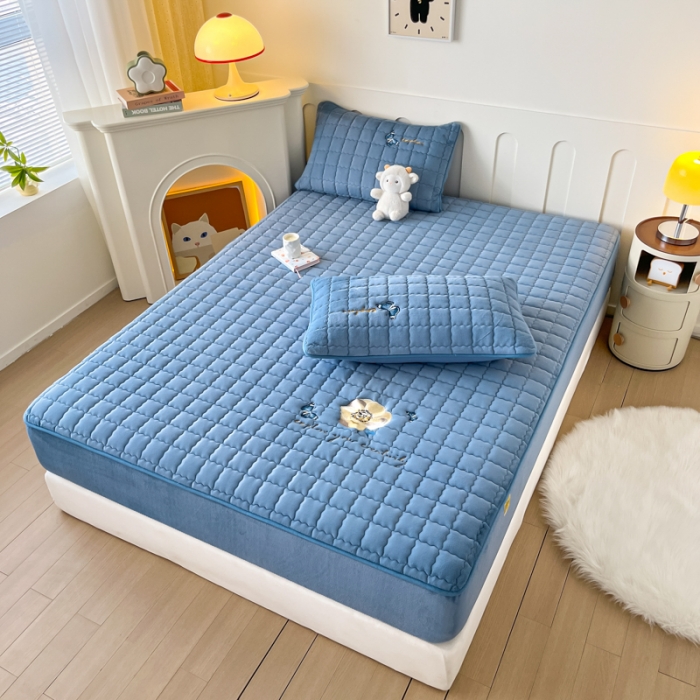 91家纺网 家纺一手货源 找家纺 鑫钰 2023秋冬年新款高克重绣花牛奶绒夹棉床笠床罩席梦思保护套 蝶梦-梦幻蓝