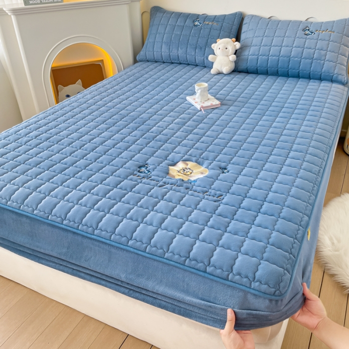 91家纺网 家纺一手货源 找家纺 鑫钰 2023秋冬年新款高克重绣花牛奶绒夹棉床笠床罩席梦思保护套 蝶梦-梦幻蓝