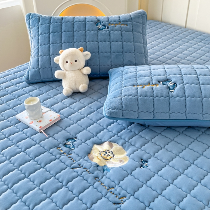 91家纺网 家纺一手货源 找家纺 鑫钰 2023秋冬年新款高克重绣花牛奶绒夹棉床笠床罩席梦思保护套 蝶梦-梦幻蓝