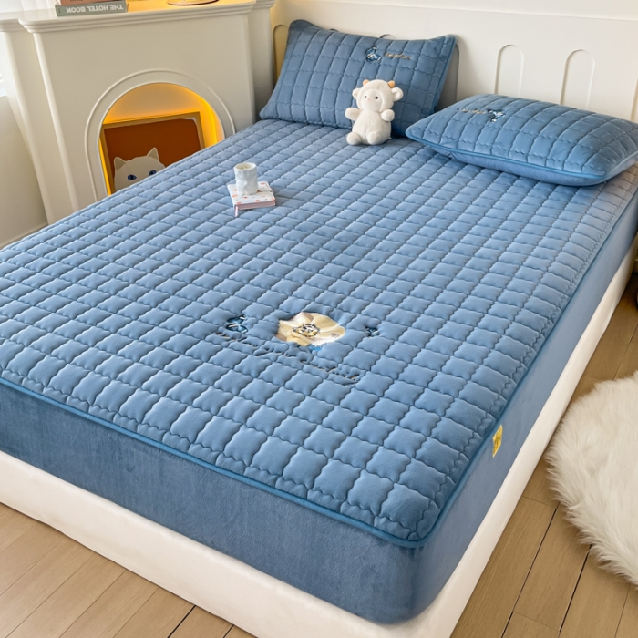 91家纺网 家纺一手货源 找家纺 鑫钰 2023秋冬年新款高克重绣花牛奶绒夹棉床笠床罩席梦思保护套 蝶梦-梦幻蓝