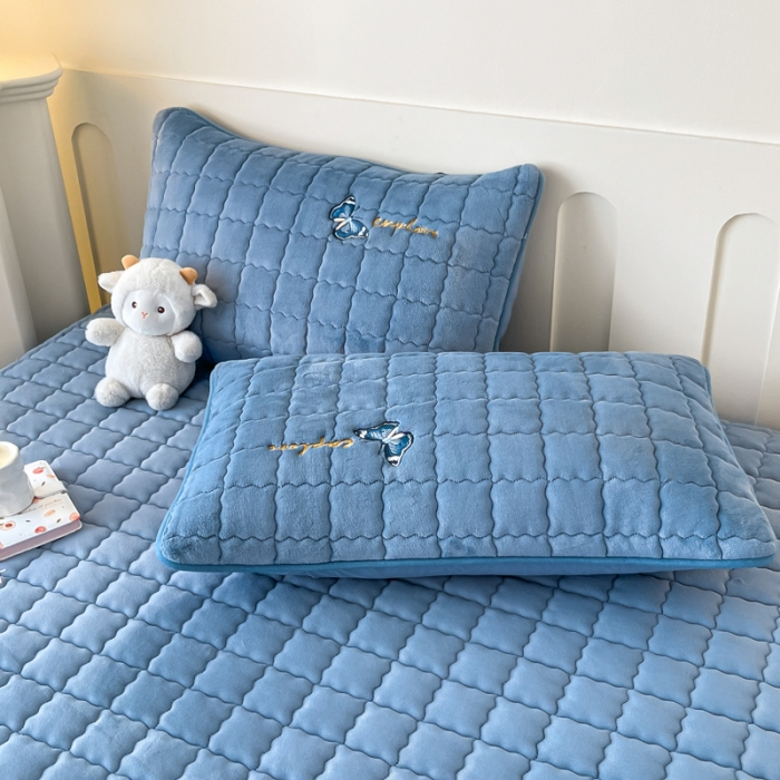 91家纺网 家纺一手货源 找家纺 鑫钰 2023秋冬年新款高克重绣花牛奶绒夹棉床笠床罩席梦思保护套 蝶梦-梦幻蓝