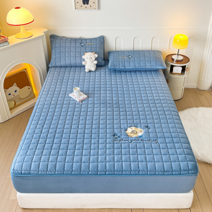 91家纺网 家纺一手货源 找家纺 鑫钰 2023秋冬年新款高克重绣花牛奶绒夹棉床笠床罩席梦思保护套 蝶梦-梦幻蓝