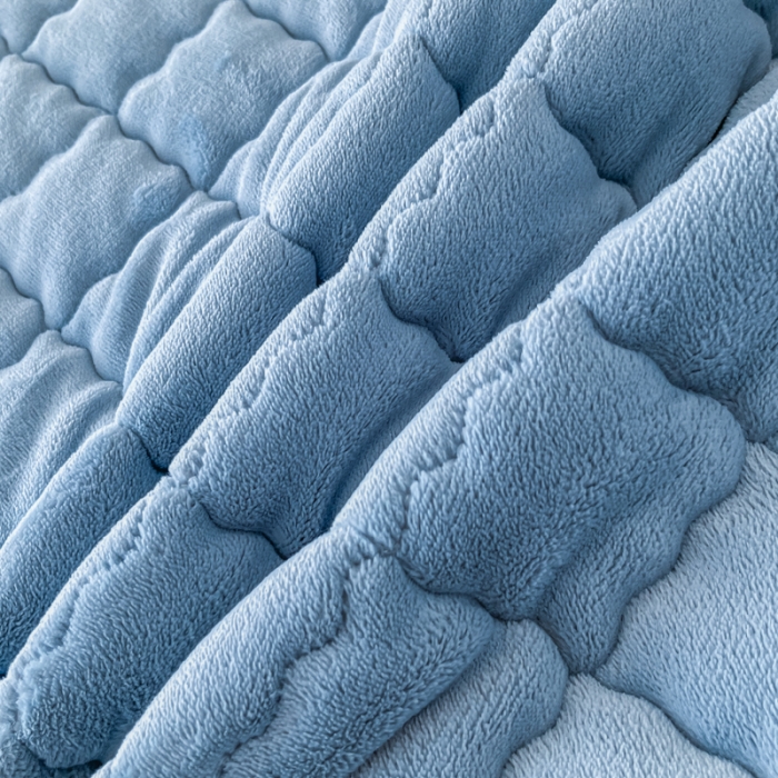 91家纺网 家纺一手货源 找家纺 鑫钰 2023秋冬年新款高克重绣花牛奶绒夹棉床笠床罩席梦思保护套 蝶梦-梦幻蓝