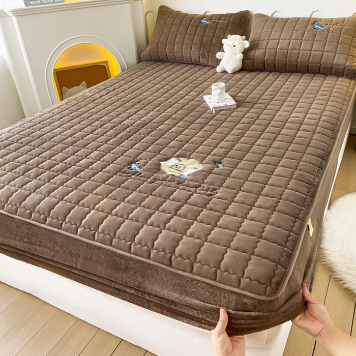 91家纺网 家纺一手货源 找家纺 鑫钰 2023秋冬年新款高克重绣花牛奶绒夹棉床笠床罩席梦思保护套 蝶梦-摩卡棕