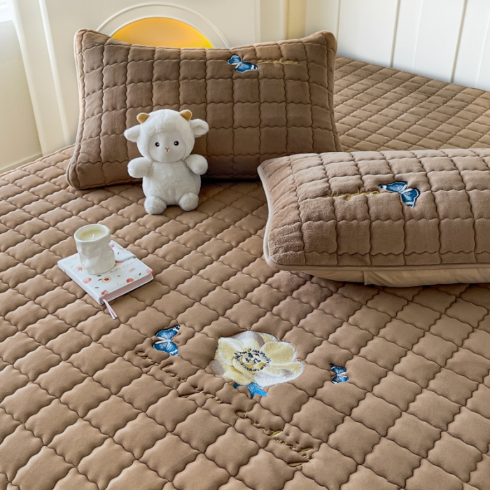 91家纺网 家纺一手货源 找家纺 鑫钰 2023秋冬年新款高克重绣花牛奶绒夹棉床笠床罩席梦思保护套 蝶梦-摩卡棕