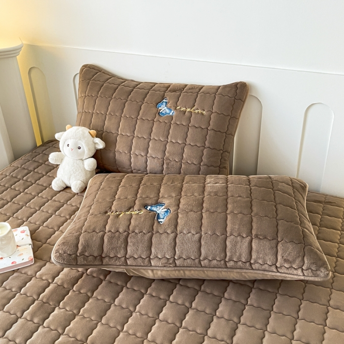 91家纺网 家纺一手货源 找家纺 鑫钰 2023秋冬年新款高克重绣花牛奶绒夹棉床笠床罩席梦思保护套 蝶梦-摩卡棕