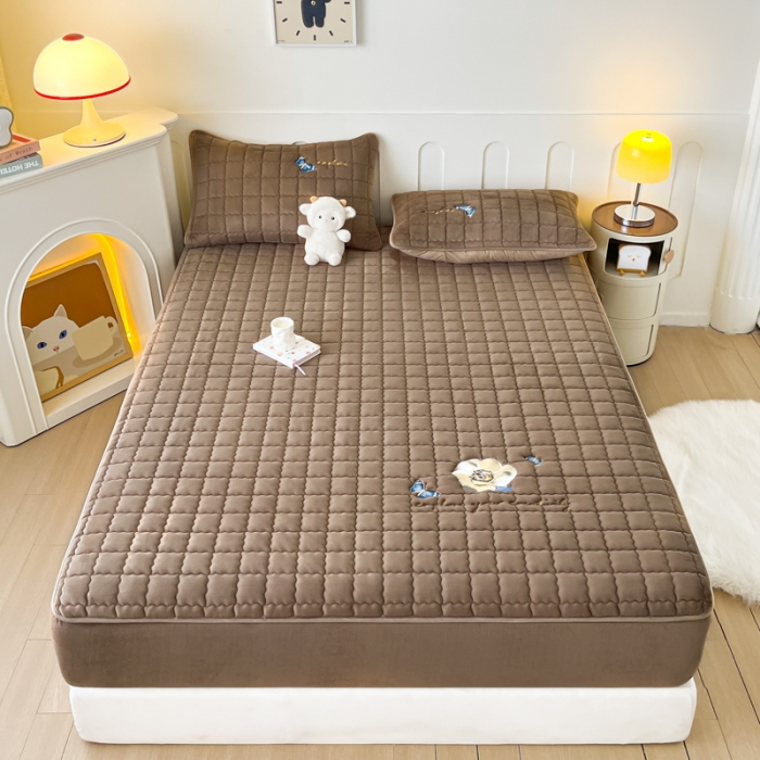 91家纺网 家纺一手货源 找家纺 鑫钰 2023秋冬年新款高克重绣花牛奶绒夹棉床笠床罩席梦思保护套 蝶梦-摩卡棕