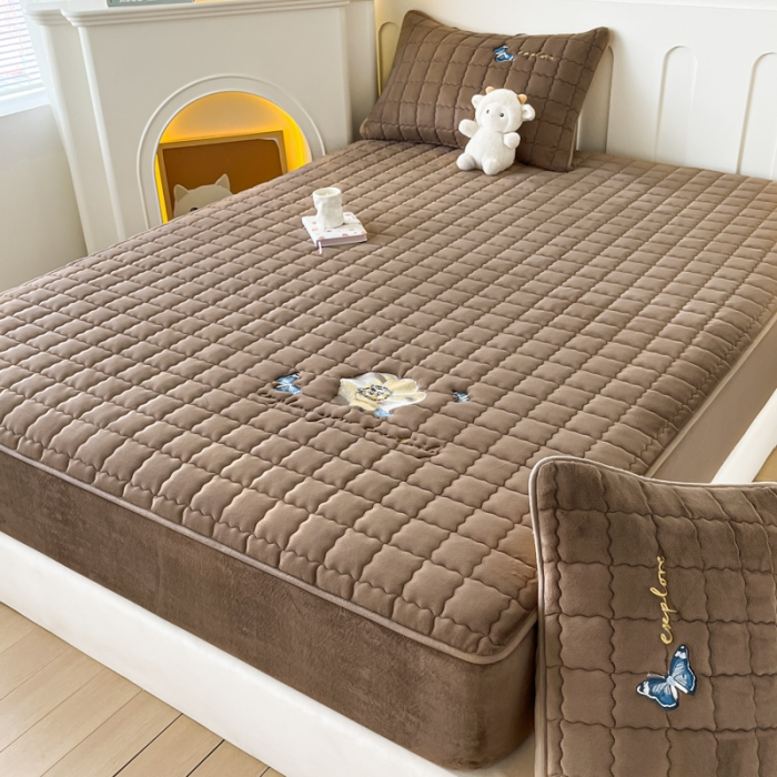 91家纺网 家纺一手货源 找家纺 鑫钰 2023秋冬年新款高克重绣花牛奶绒夹棉床笠床罩席梦思保护套 蝶梦-摩卡棕