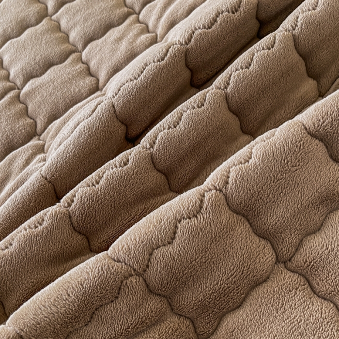 91家纺网 家纺一手货源 找家纺 鑫钰 2023秋冬年新款高克重绣花牛奶绒夹棉床笠床罩席梦思保护套 蝶梦-摩卡棕