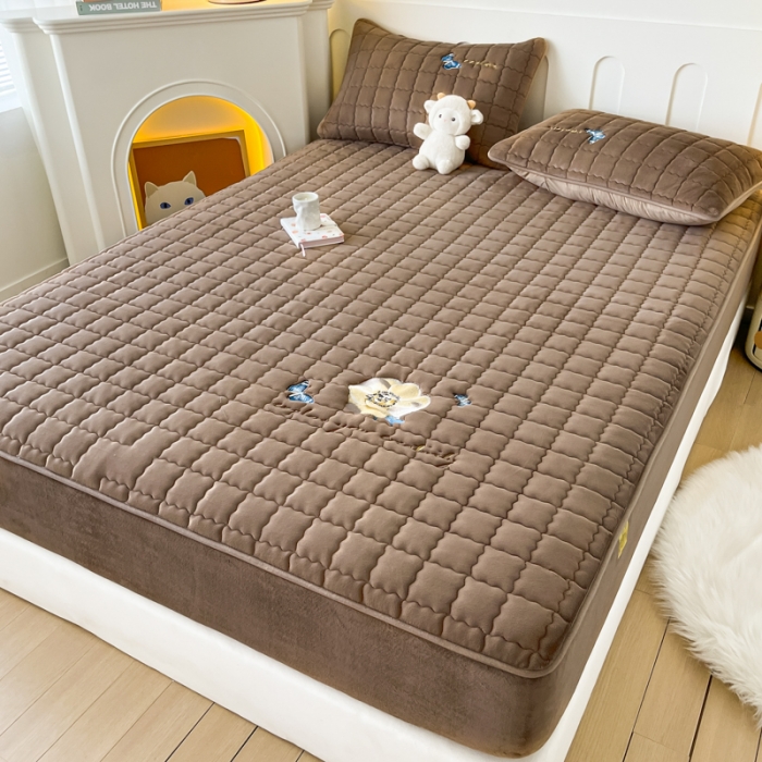 91家纺网 家纺一手货源 找家纺 鑫钰 2023秋冬年新款高克重绣花牛奶绒夹棉床笠床罩席梦思保护套 蝶梦-摩卡棕