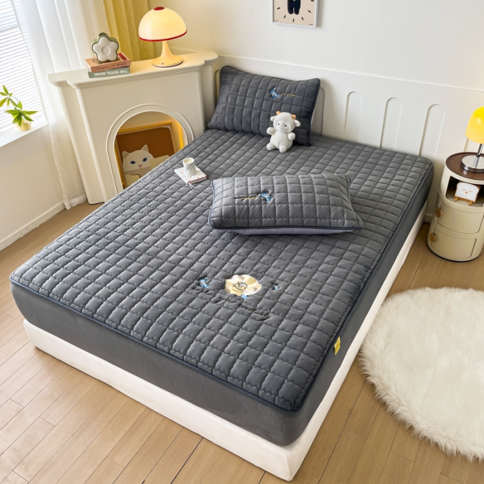 91家纺网 家纺一手货源 找家纺 鑫钰 2023秋冬年新款高克重绣花牛奶绒夹棉床笠床罩席梦思保护套 蝶梦-雅致灰