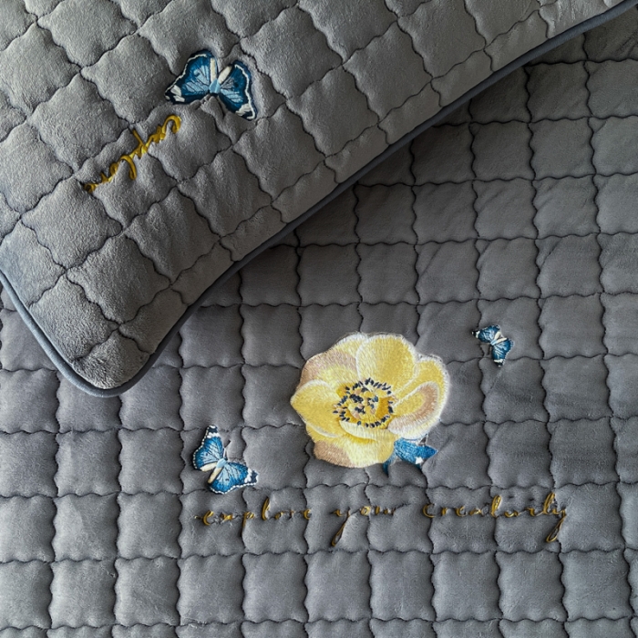 91家纺网 家纺一手货源 找家纺 鑫钰 2023秋冬年新款高克重绣花牛奶绒夹棉床笠床罩席梦思保护套 蝶梦-雅致灰