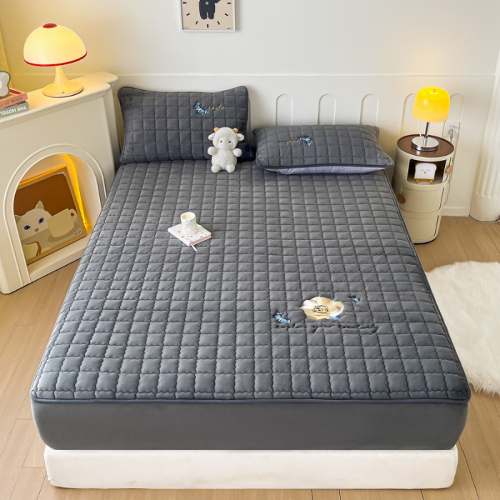 91家纺网 家纺一手货源 找家纺 鑫钰 2023秋冬年新款高克重绣花牛奶绒夹棉床笠床罩席梦思保护套 蝶梦-雅致灰