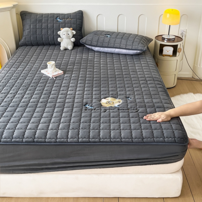 91家纺网 家纺一手货源 找家纺 鑫钰 2023秋冬年新款高克重绣花牛奶绒夹棉床笠床罩席梦思保护套 蝶梦-雅致灰