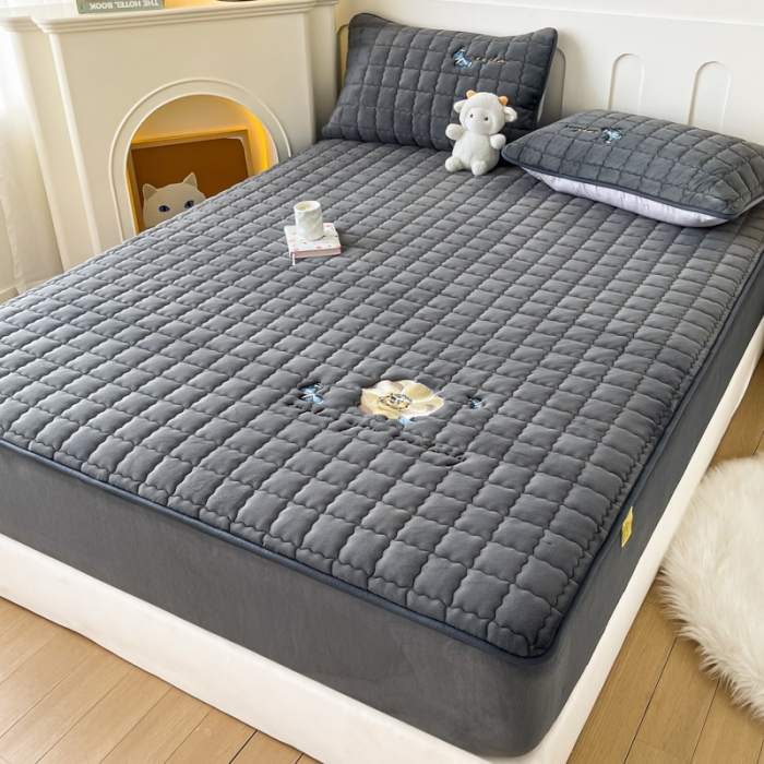 91家纺网 家纺一手货源 找家纺 鑫钰 2023秋冬年新款高克重绣花牛奶绒夹棉床笠床罩席梦思保护套 蝶梦-雅致灰