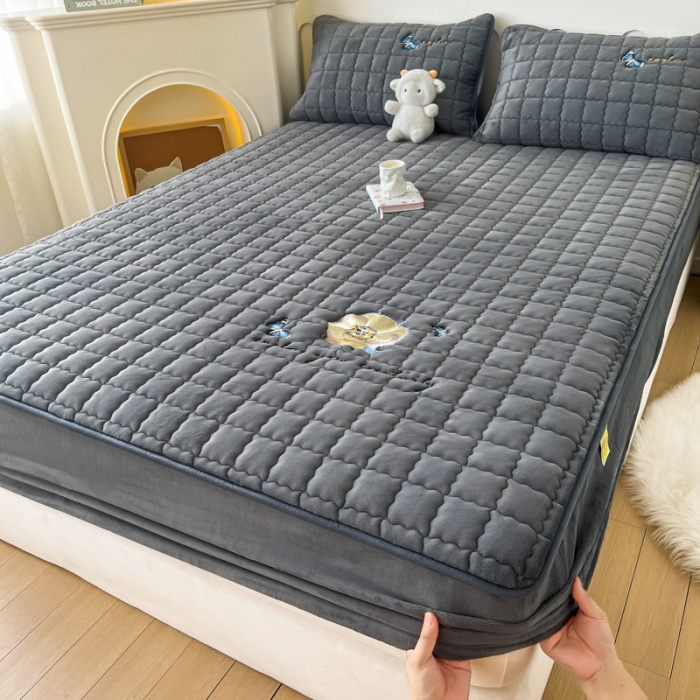 91家纺网 家纺一手货源 找家纺 鑫钰 2023秋冬年新款高克重绣花牛奶绒夹棉床笠床罩席梦思保护套 蝶梦-雅致灰