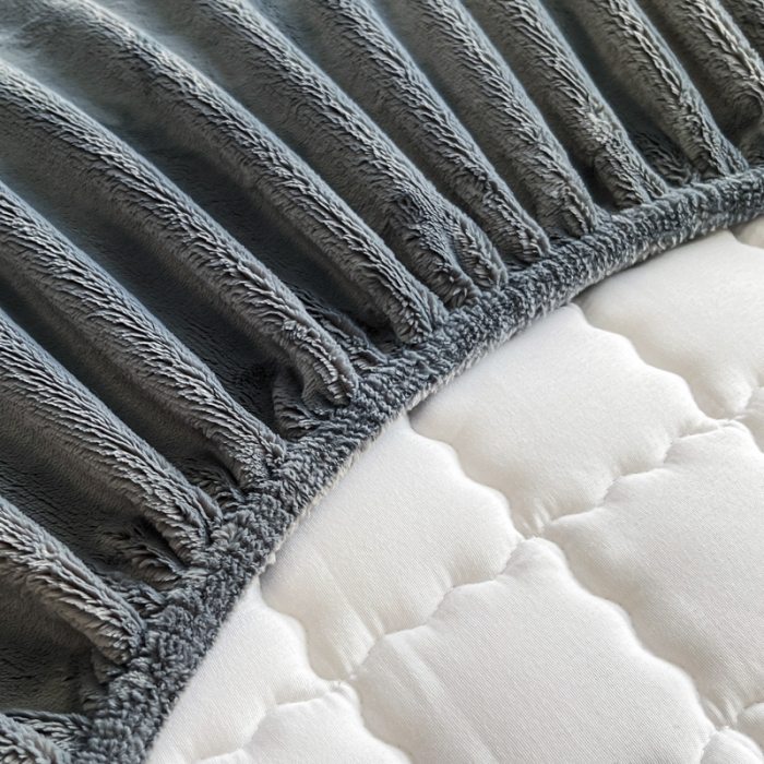 91家纺网 家纺一手货源 找家纺 鑫钰 2023秋冬年新款高克重绣花牛奶绒夹棉床笠床罩席梦思保护套 蝶梦-雅致灰