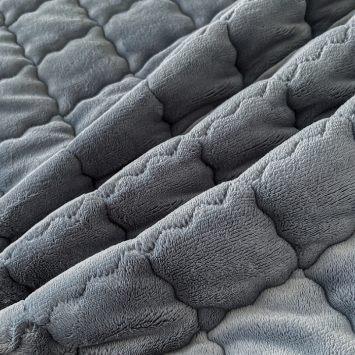 91家纺网 家纺一手货源 找家纺 鑫钰 2023秋冬年新款高克重绣花牛奶绒夹棉床笠床罩席梦思保护套 蝶梦-雅致灰