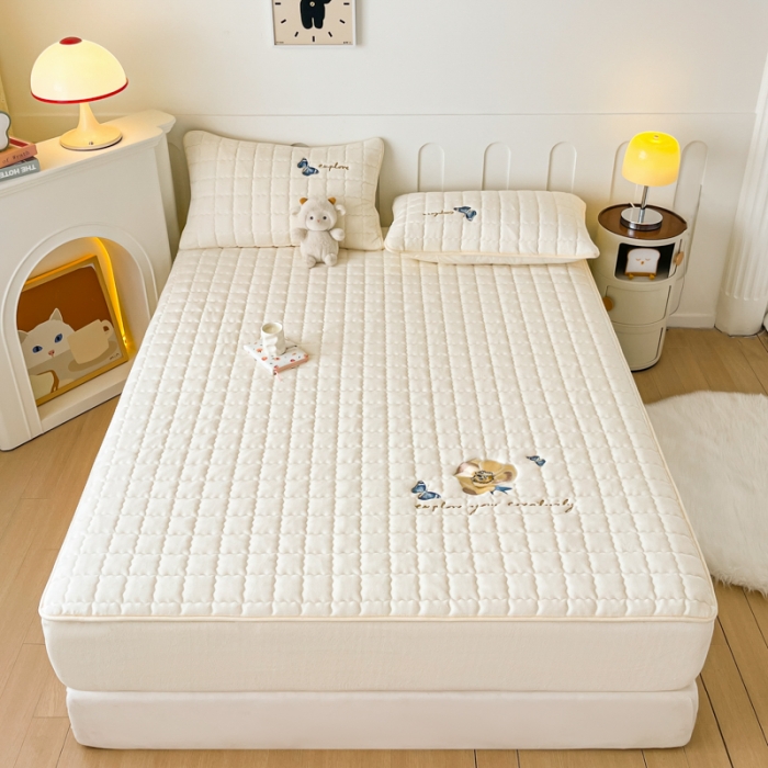 91家纺网 家纺一手货源 找家纺 鑫钰 2023秋冬年新款高克重绣花牛奶绒夹棉床笠床罩席梦思保护套 蝶梦-优雅白